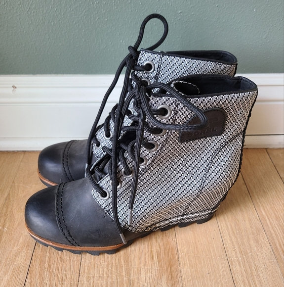 Sorel Lexie Wedge Boots, Size 8 - Picture 4 of 5